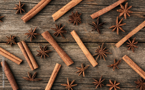 Fototapeta Naklejka Na Ścianę i Meble -  brown cinnamon sticks and dry star anise on a gray wooden background