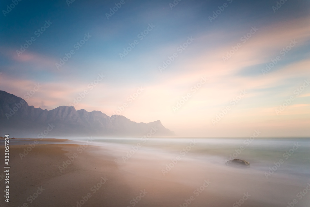 Naklejka premium Szeroki kąt widzenia wspaniałego zachodu słońca w Kogelbay na obrzeżach Gordonsbay w Cape Town w RPA