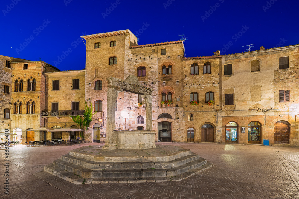View of the water well in Piazza della Cisterna in San Gimignano, Siena, Italy.