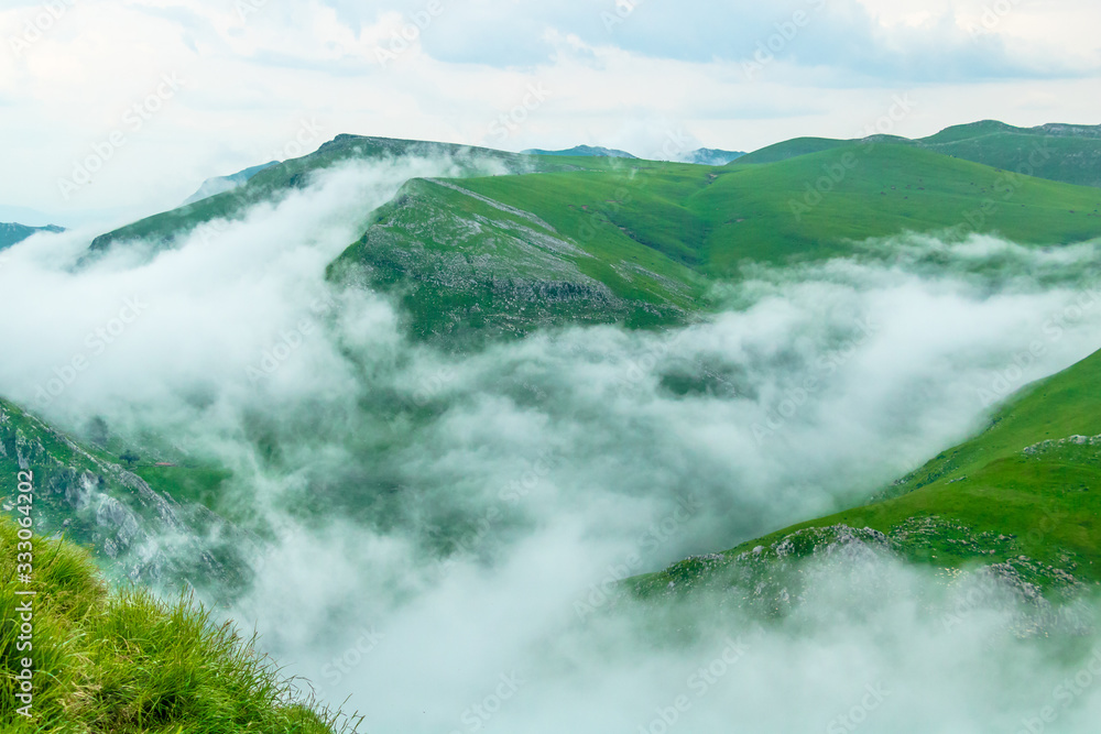 Obraz premium on the top of txindoki with fog