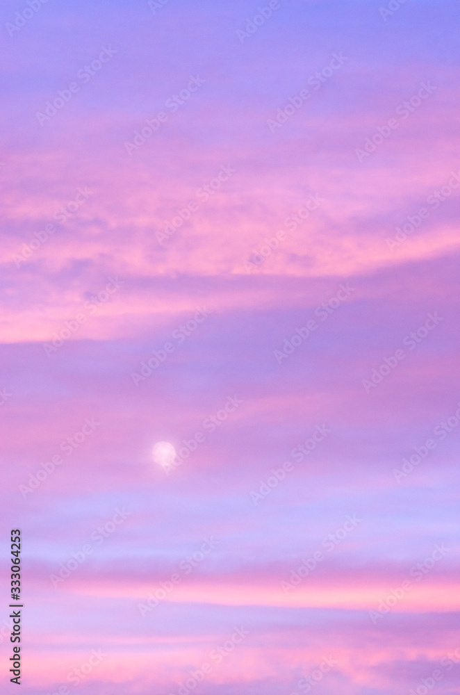 Obraz premium moon behind clouds