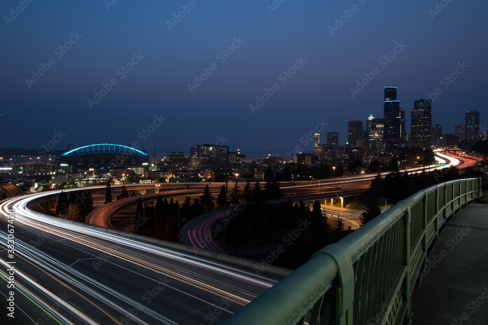 Naklejka premium Seattle skyline with light trails from cars. 