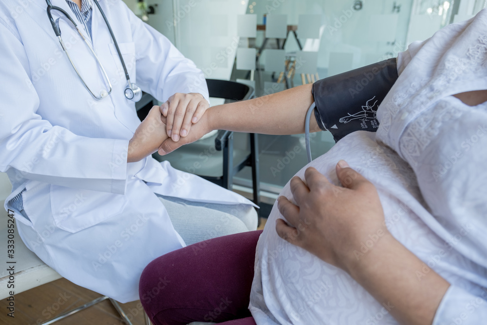 The doctor check the health and advise pregnancy to pregnant women, medical checkup concept The doctor check the health and advise pregnancy to pregnant women, medical checkup concept