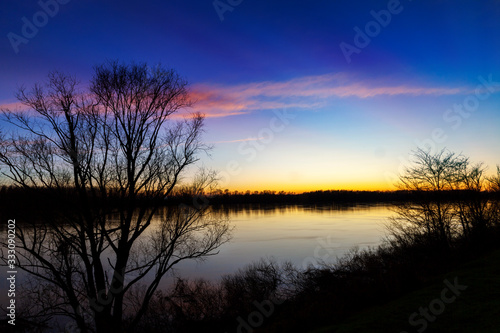 Tramonto sul fiume Po in provincia di Rovigo. Polesine Veneto Italia. Pianura padana.