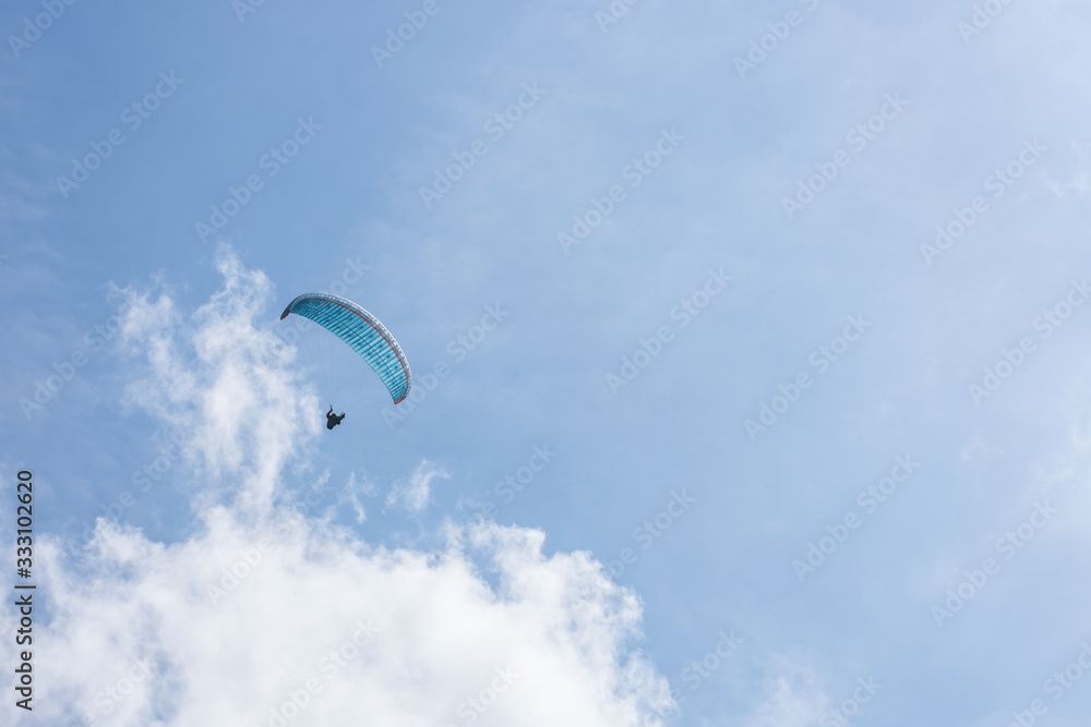 blauer paragleiter am himmel im sommer blauer paragleiter am himmel im sommer