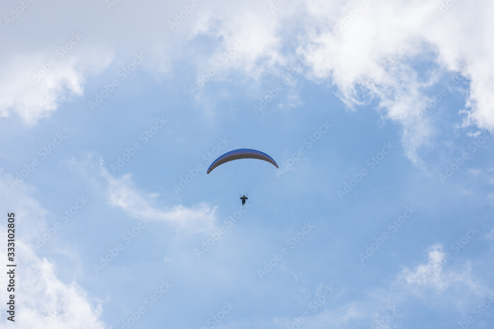 paragleiter am blauen himmel mit wolken paragleiter am blauen himmel mit wolken