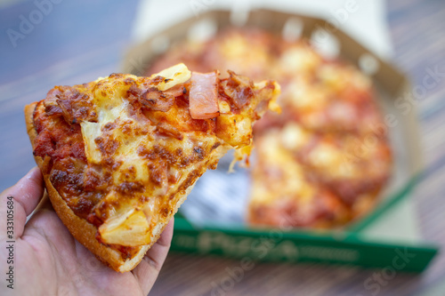 Photos ham and pineapple on pizza in box