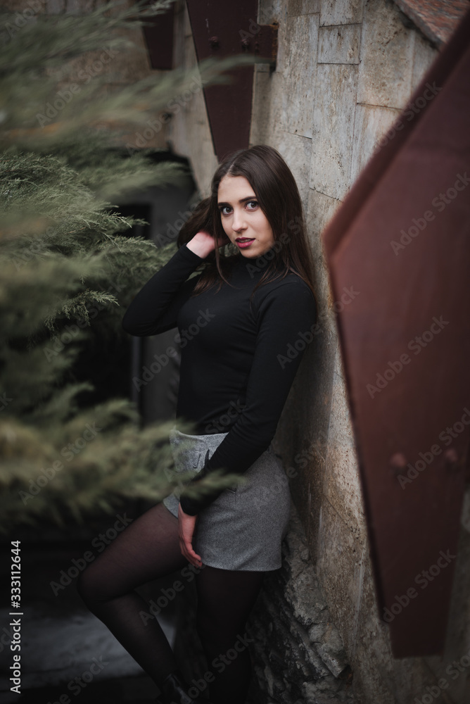 Obraz premium Street urban shooting. Girl on a textured background in the city