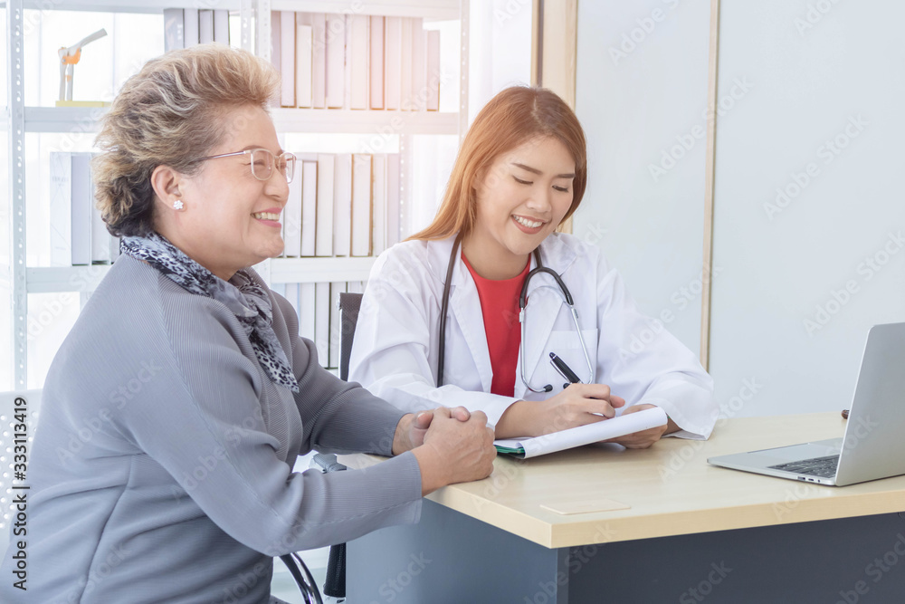 Obraz premium Asian doctor working in the office and discussing to the patient about her symptoms, healtcare and hospital concept.