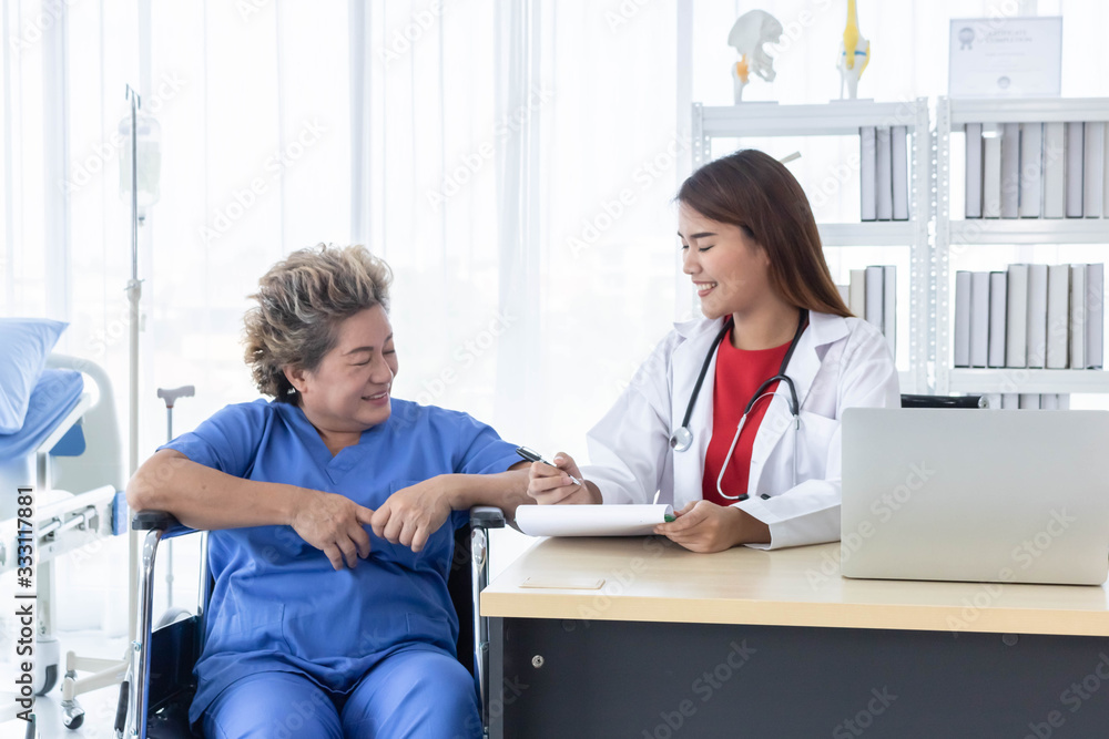 Obraz premium Young attractive Asian doctor is discussing to the patient about her symptoms, healtcare and hospital concept.
