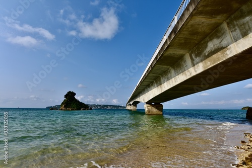 古宇利島，日本の沖縄のエメラルドグリーンの海と海岸