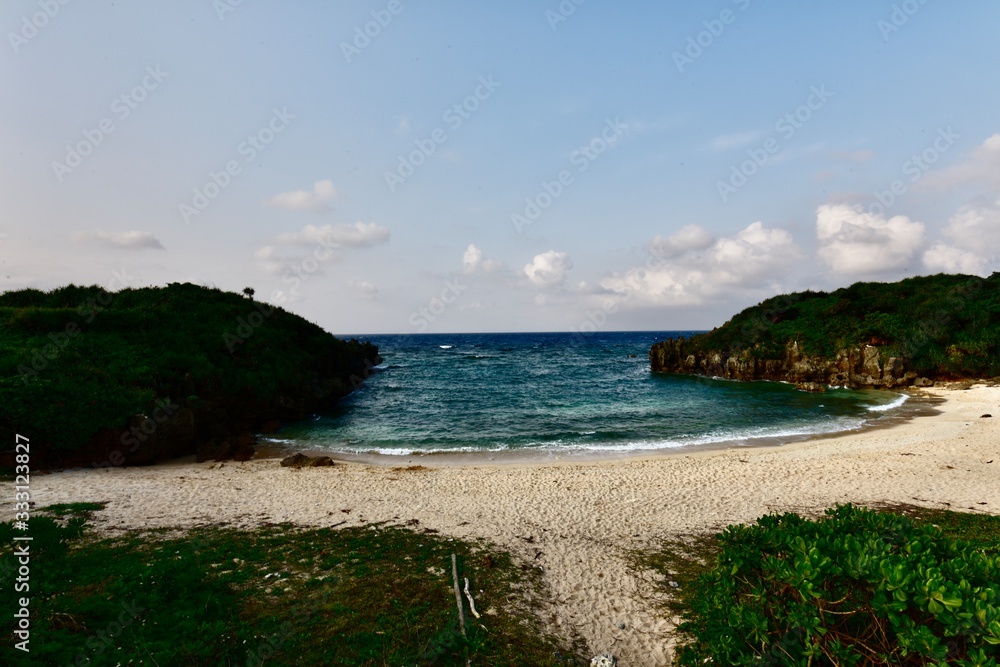 ハート岩，日本の沖縄のエメラルドグリーンの海と海岸