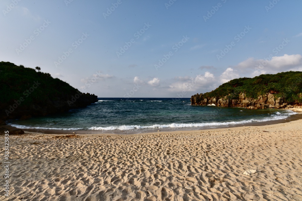 日本の沖縄のエメラルドグリーンの海と海岸