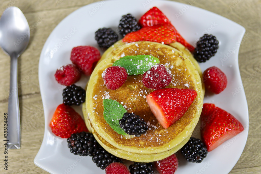 pancakes aux fruits rouges dans une assiette pancakes aux fruits rouges dans une assiette