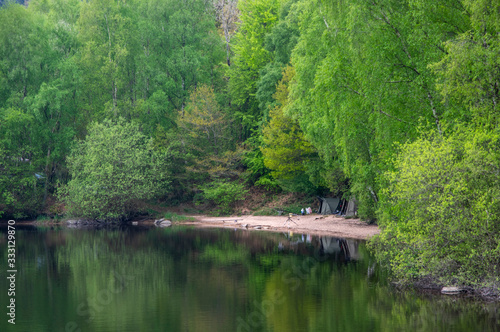 Camp de pêcheurs au bord d'un lac