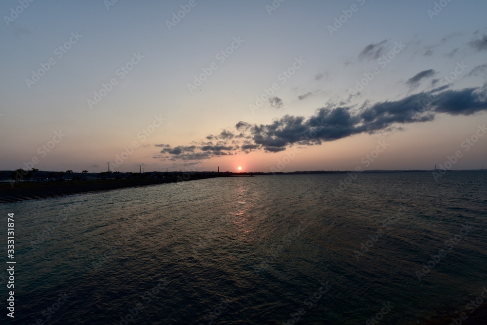 日本の沖縄の美しい夕焼け