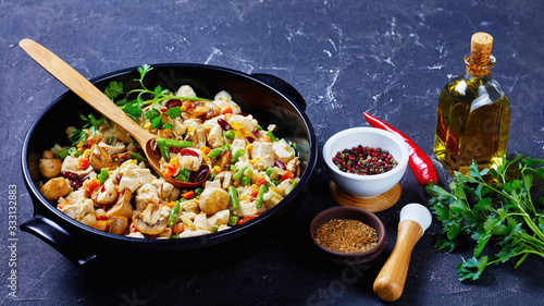 Billede på lærred Mexican vegetables with chicken and fajita spices