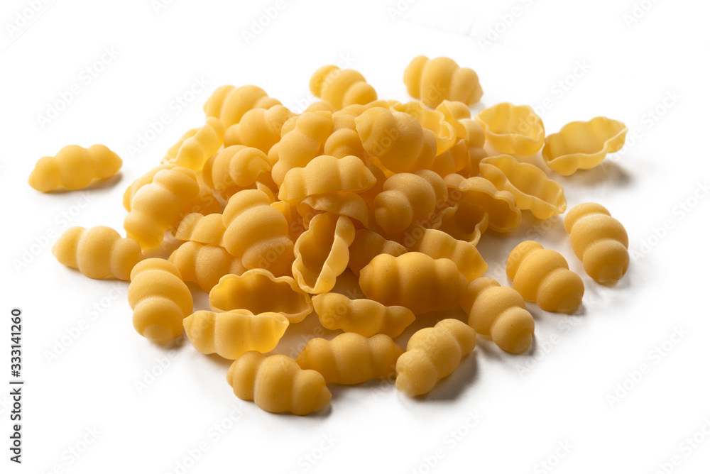 Gnocchi, pasta italiana cruda isolata su fondo bianco Gnocchi, pasta italiana cruda isolata su fondo bianco