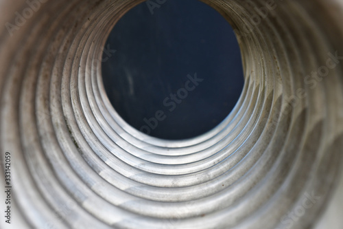 Abstrakte Kunst - Metall Röhre mit blauem Hintergrund, zum einfügen für Foto's, Bilder.