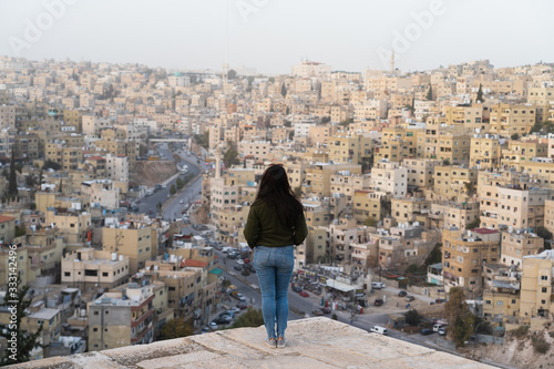 Fotografía A woman seeing view of Amman capital city of Jordan, Arab