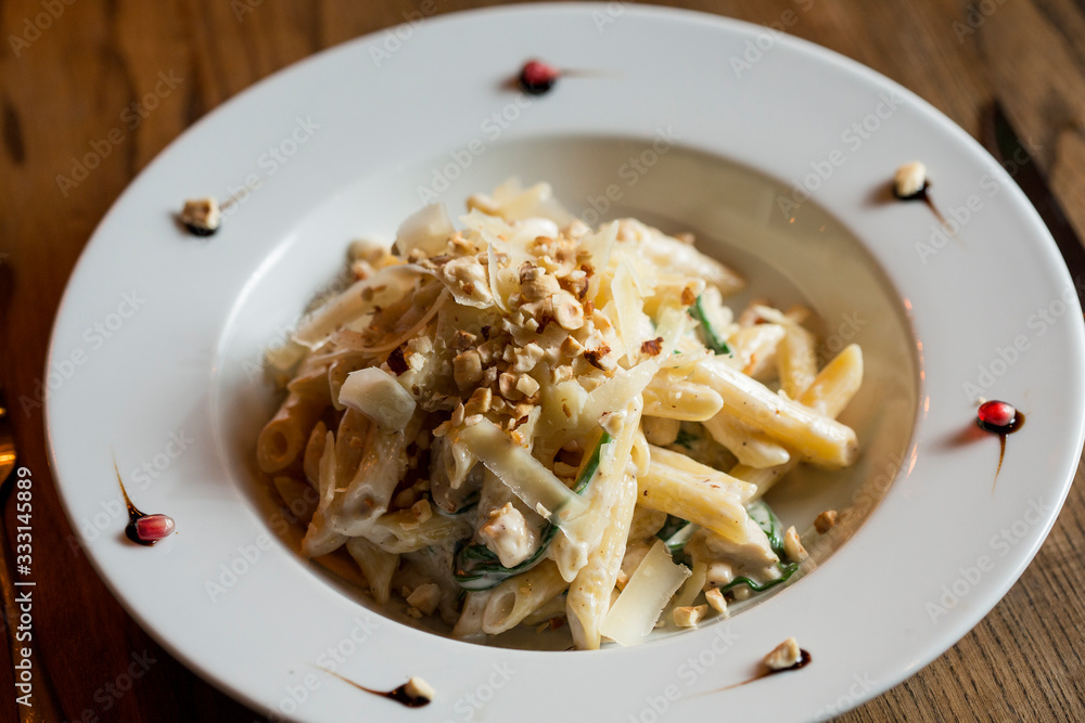 Penne with chicken, spinach and hazelnut in parmesan sauce Penne with chicken, spinach and hazelnut in parmesan sauce