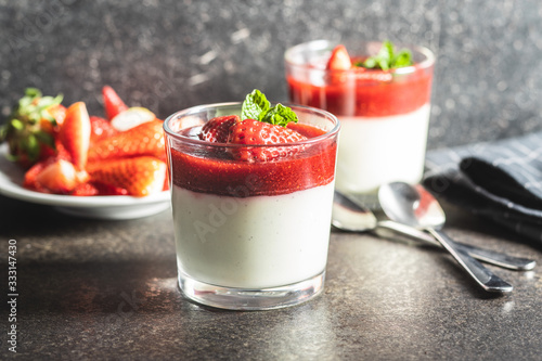 Bild auf Leinwand Italian dessert panna cotta with strawberries