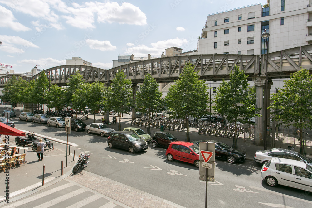 Vue du métro aérien parisien dans le 15e arrondissement