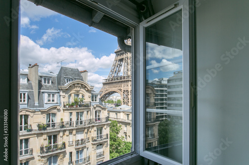 Canvas Print Vue sur la Tour Eiffel depuis la fenêtre