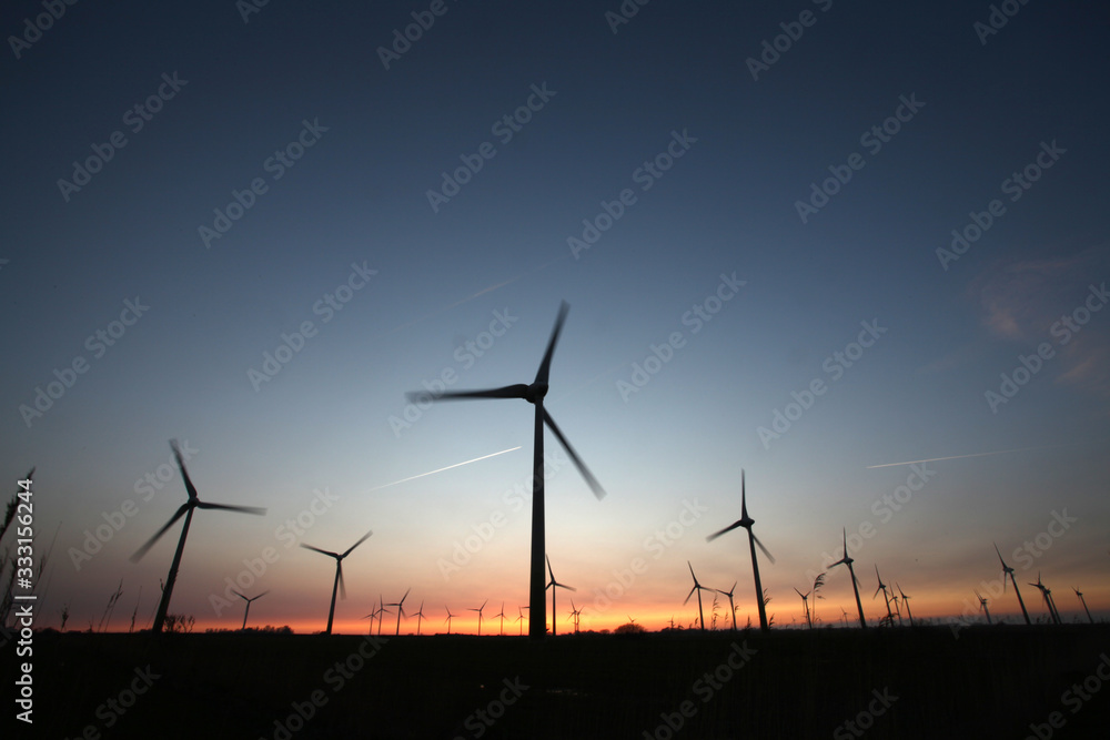 Windturbinen an der Nordseeküste bei Sonnenuntergang Windturbinen an der Nordseeküste bei Sonnenuntergang