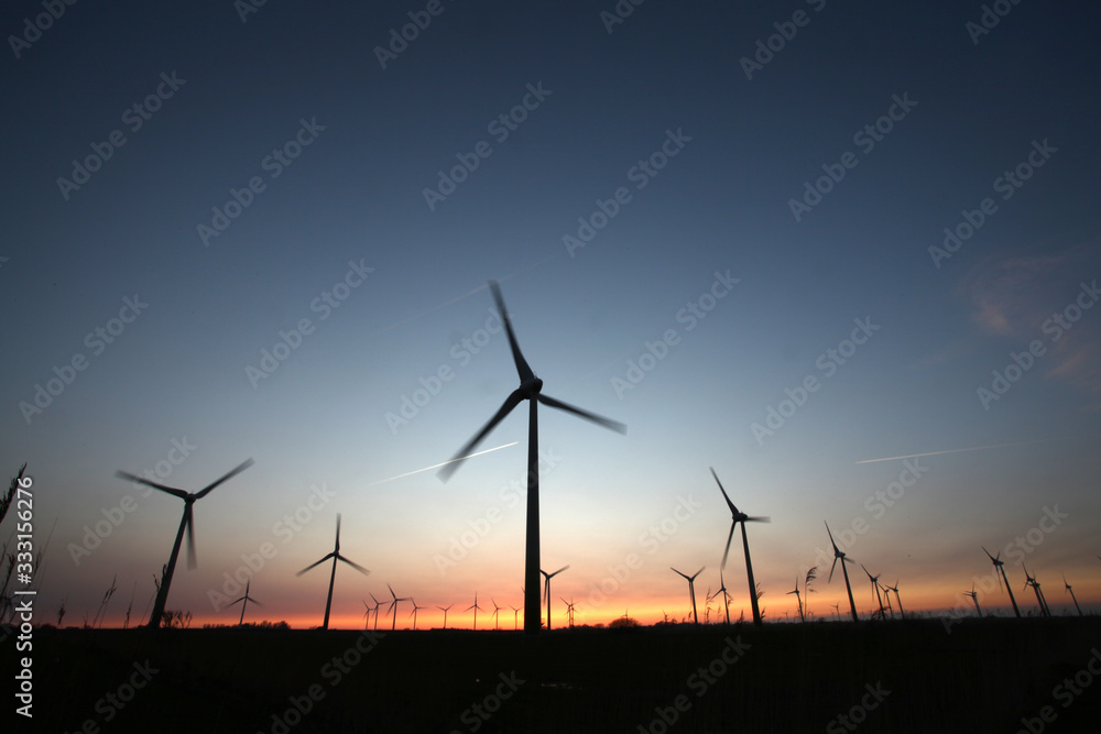 Windturbinen an der Nordseeküste bei Sonnenuntergang