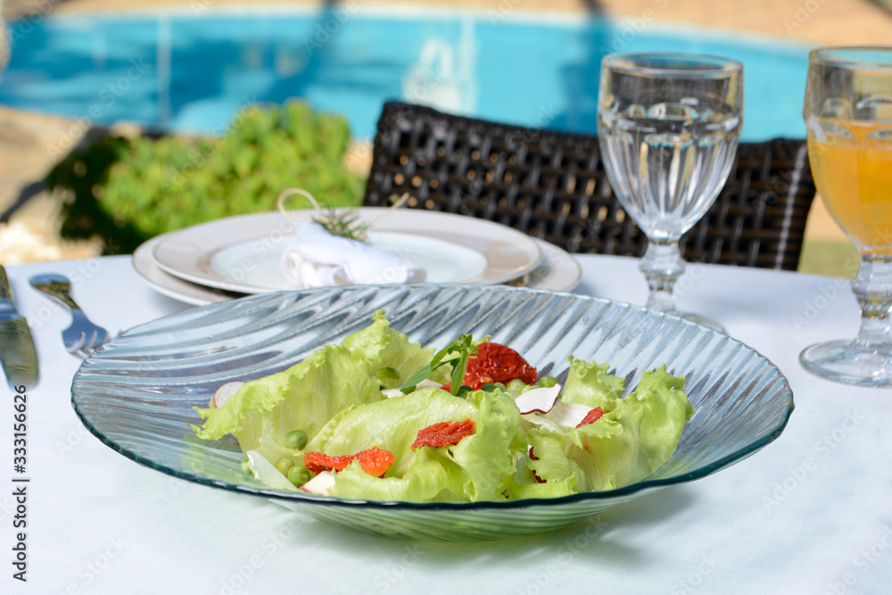 Salada na travessa na mesa