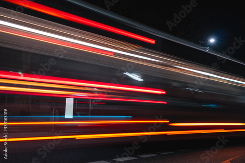 Langzeitaufnahme von fahrendem Bus an Bushaltestelle © Yosh