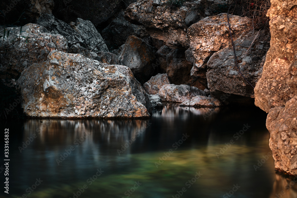 Río iluminado por los rayos del sol al amanecer