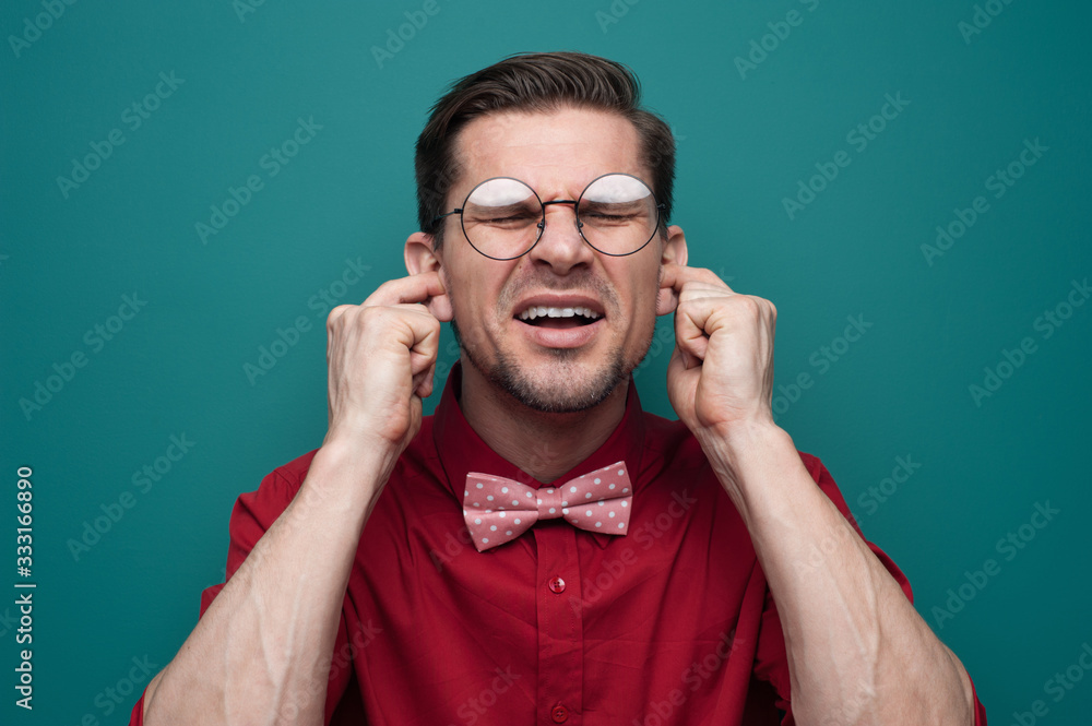 Obraz premium Portrait of young man clutching his head