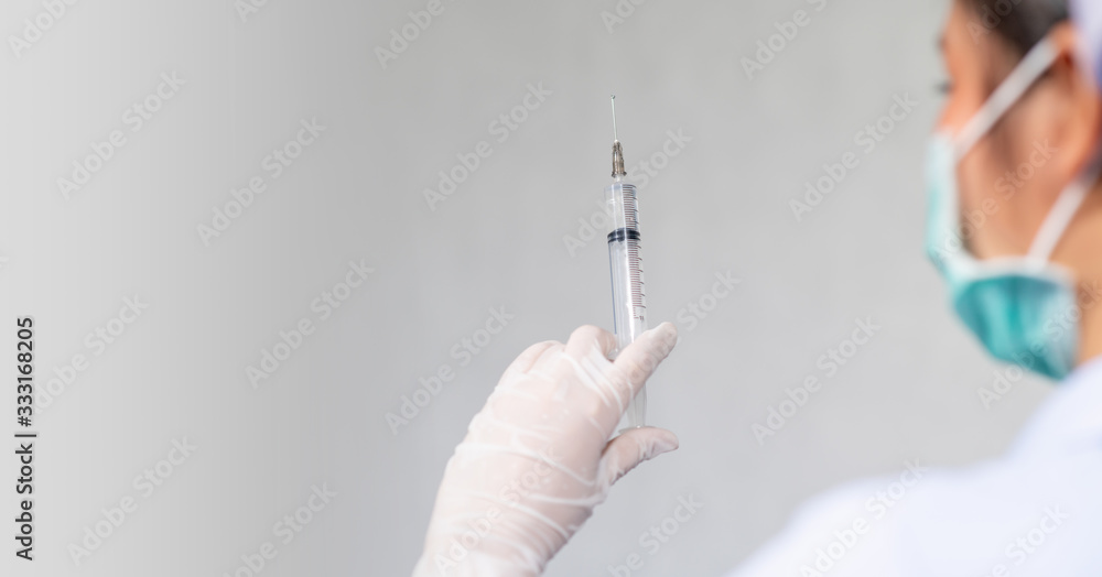 The doctor is carrying a syringe to vaccinate patients who are sick to prevent coronary disease or Covid-19. The doctor is carrying a syringe to vaccinate patients who are sick to prevent coronary disease or Covid-19.