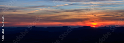 Sonnenuntergang auf dem Hochwald mit Bergen, Zittauerer Gebirge
