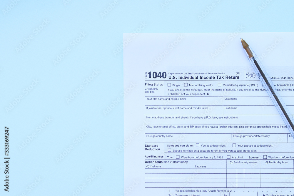Obraz premium Olenegorsk, Russia-April 07, 2020:Form 1040 tax form and pen. Time to fill out the tax form. Selective focus. Special treatment.