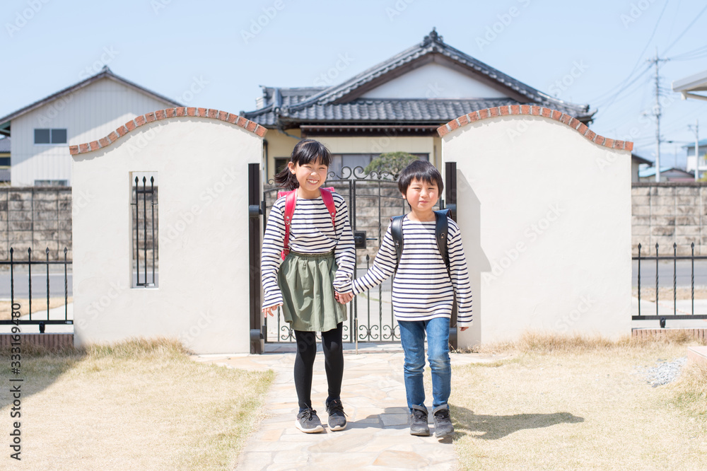 家に帰る小学生の男の子と女の子 家に帰る小学生の男の子と女の子