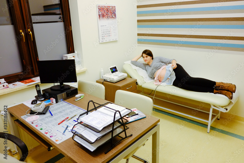 Obraz premium Woman at doctor office whit ctg or ecg. Ctg pregnancy at hospital. 