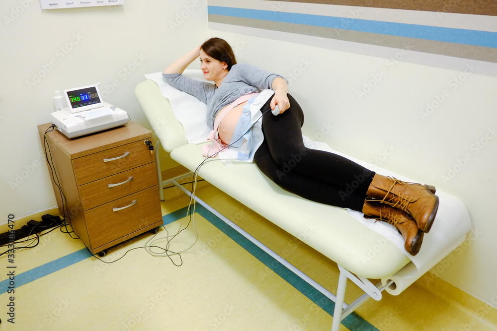Obraz premium Woman at doctor office whit ctg or ecg. Ctg pregnancy at hospital.