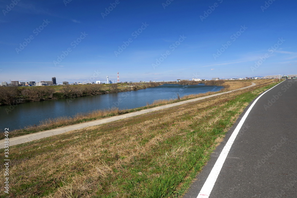 早春の江戸川河川敷とサイクリングロード風景風景