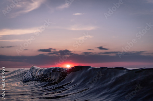 Perfect wave in beautiful sunset light © Kata Lima
