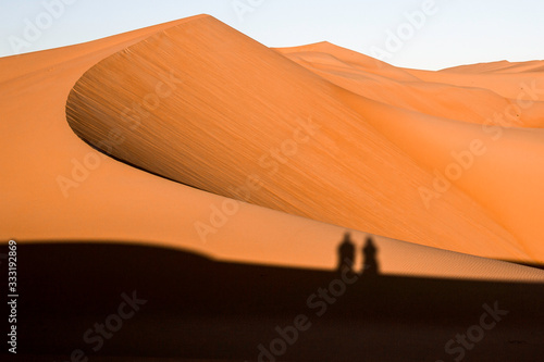 Schatten in den Dünen in der Wüste in den Vereinten arabischen Emirate.