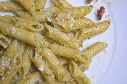 pasta al pesto con noci piatto tipico italiano