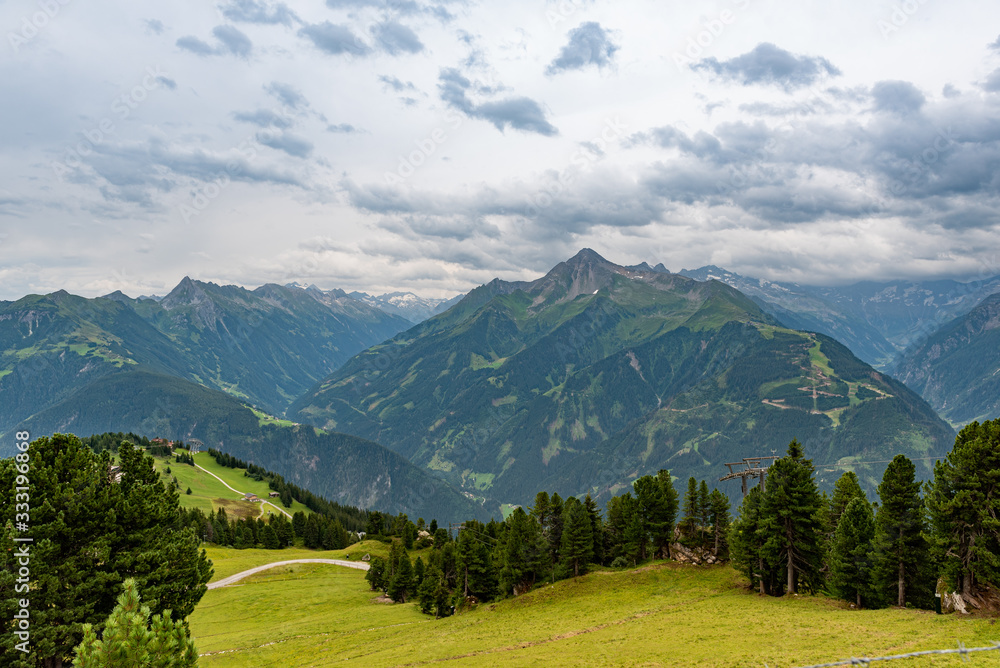 Naklejka premium Panorama Landschaft in Österreich mit Alpen, Berge und Wiesen im Zillertal