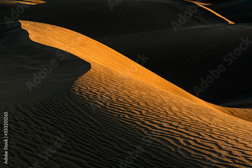 Foto a chiaroscuro pattern in the dunes of Maspalomas