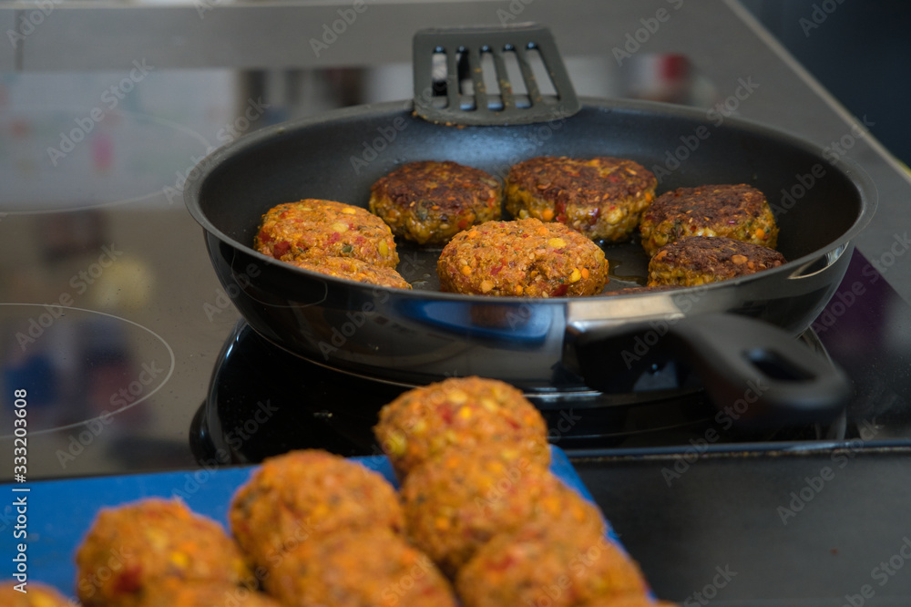 Frikadellen Gemüse Fleisch Paddys Kurkuma beim Anbraten in Teflonpfanne ...