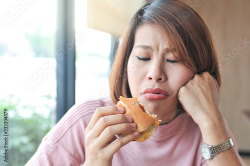 Women do not want to eat junk food that is not tasty,Selective focus