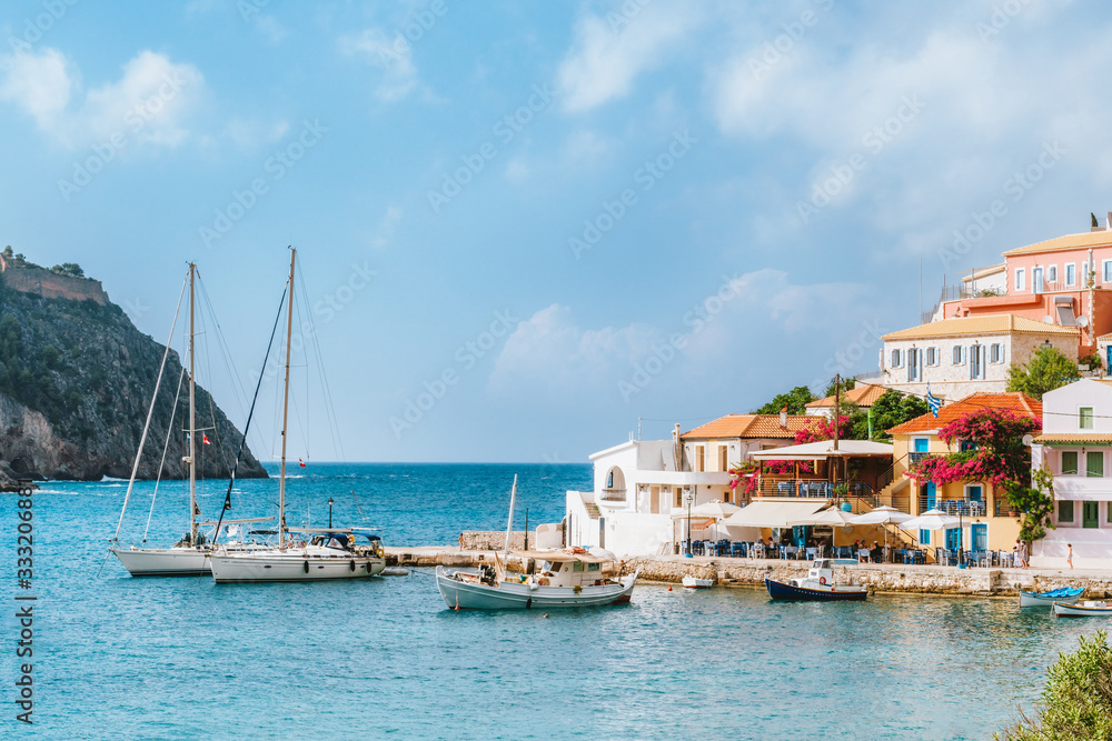 Obraz premium Holiday vacation in beautiful Assos village located in hidden cove on sunny summer day, Kefalonia island, Greece