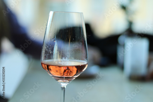 Rotwein und Weinglas